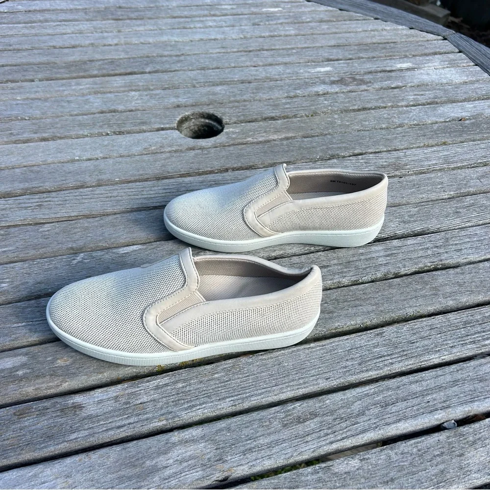 Trotters ‎ alright slip on shoes in cream size 5